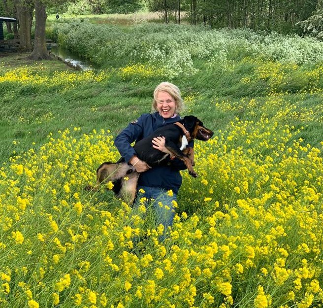 Ellen met een hond